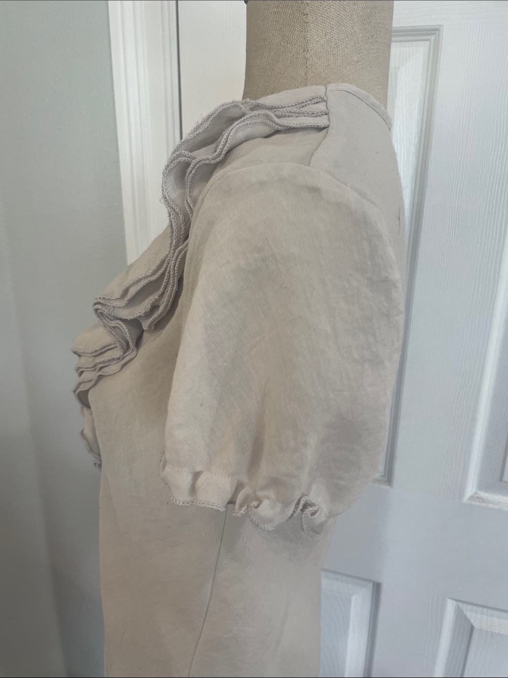 Bisou Bisou Michele Bohbot Neutral Sheer Ruffle V-Neck Blouse Puff Sleeve size M - Picture 8 of 11